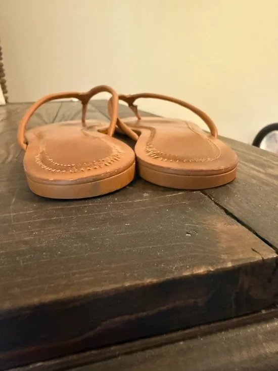 Tory Burch Chelsea Leather Flip Flop - Picture 9 of 9